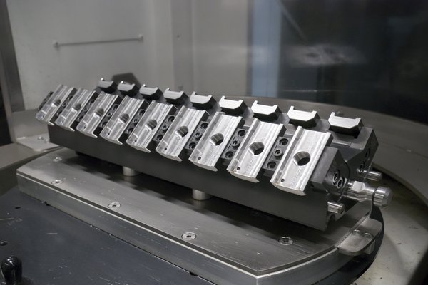 Mehrfachspannung microCLAMP auf OKK CNC-Maschine