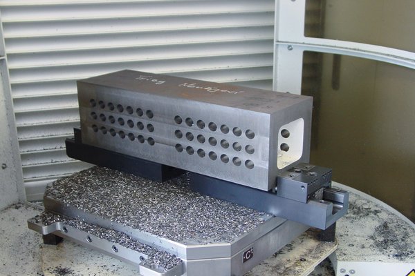 aptoCLAMP auf CNC-Maschine