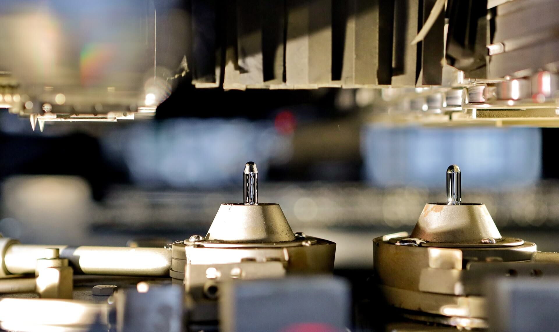 Selective soldering system for THT components