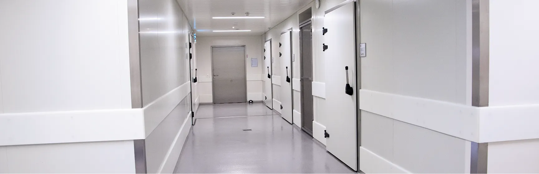 Korridor in einer Kühlraumanlage mit mehreren Kühlraumtüren