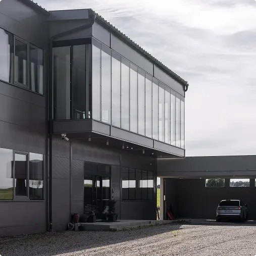 Industriefassade mit Fensterflächen und Vordach