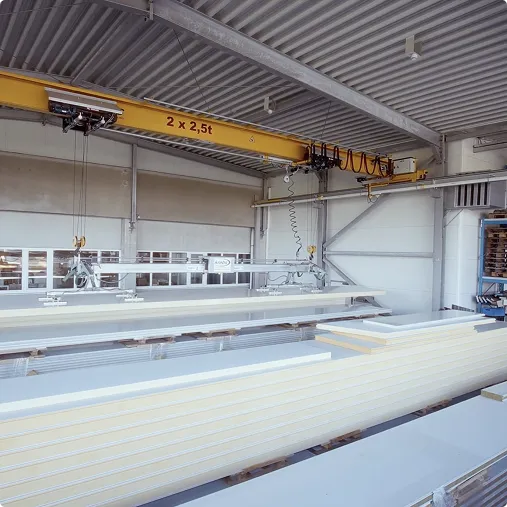Kranbahn in der Fertigungshalle bei der Montage eines Kühlraumelements