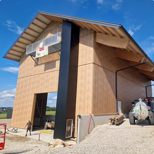 Fassadenverkleidung mit Trapezblechen in Holzoptik