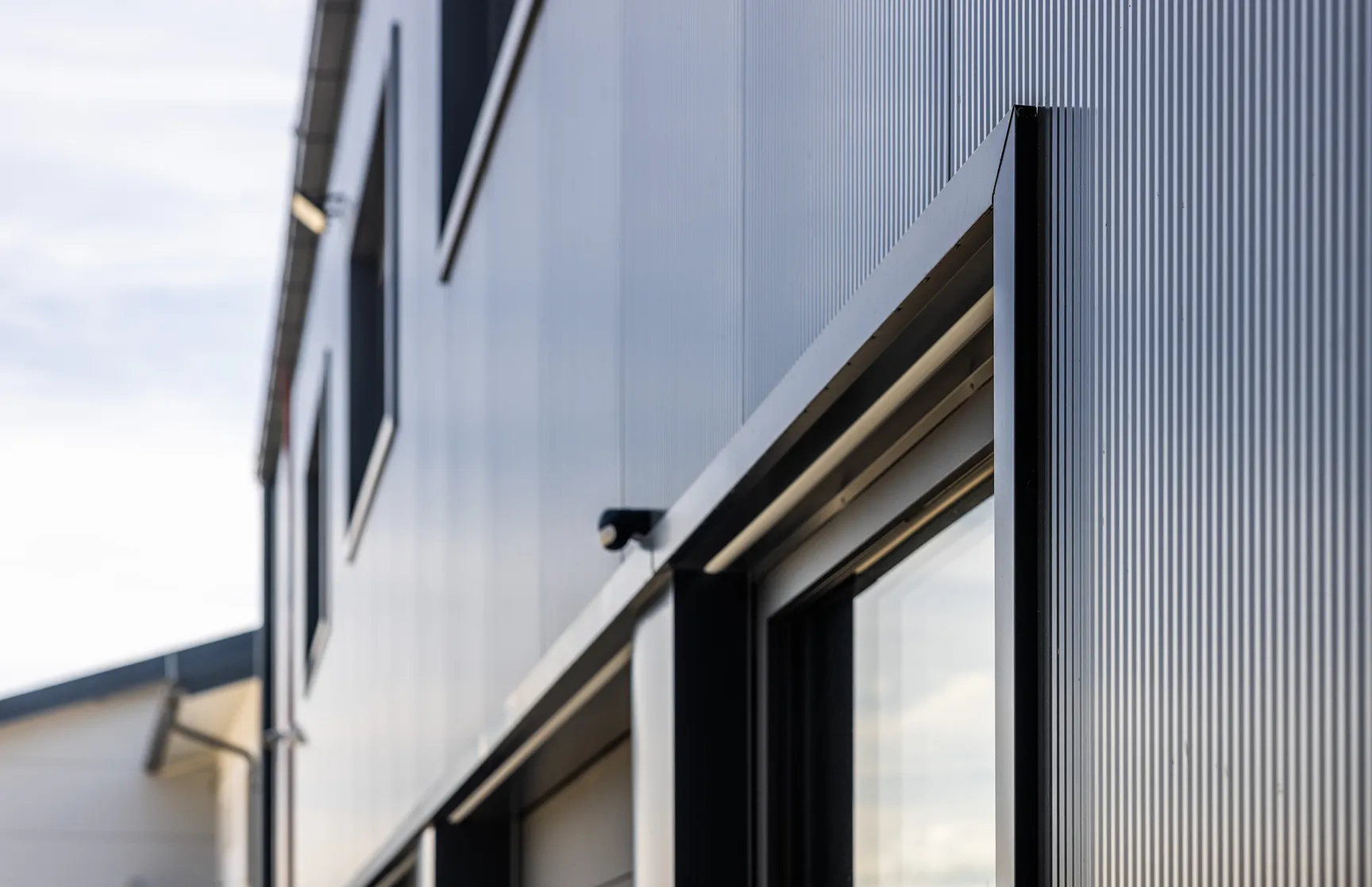 Industriehallen-Fassade mit Metallverkleidung