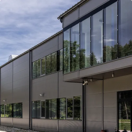 Fassadendetail mit großflächiger Verglasung