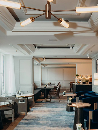 Restaurantbereich mit Kassettendecke, individuellen Leuchten und Sitzgruppen