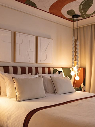Hotelzimmer mit maßgefertigtem Kopfteil, Wandreliefs und Pendelleuchten