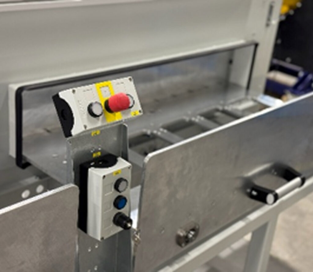 Loading of the laser cleaning cell via interchangeable drawers