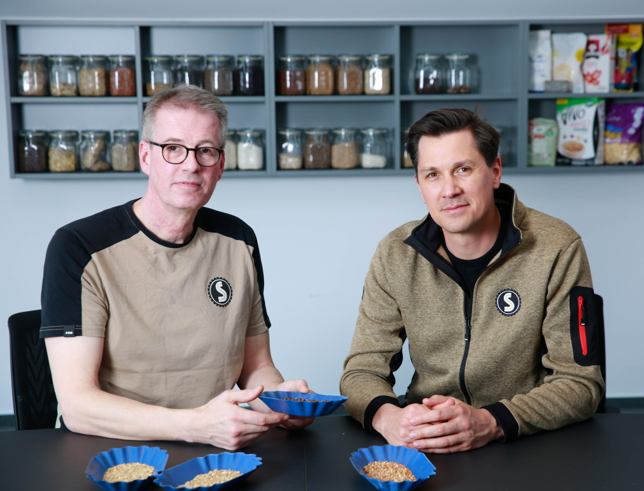 Geschäftsführung Florian Streckel und Peter Meinke mit Produktproben