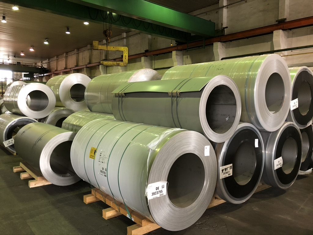 Edelstahl-Coils mit Schutzfolie im Hallenlager