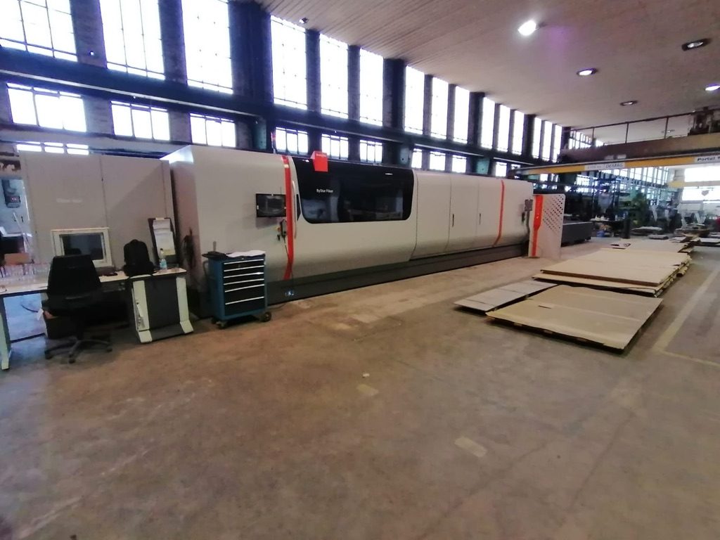 XXL-Faserlaseranlage in der Fertigungshalle