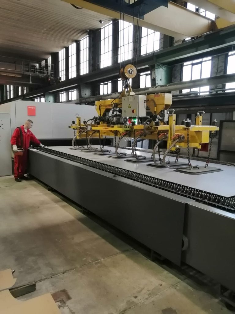 Vakuumheber beim Beladen des Schneidtischs