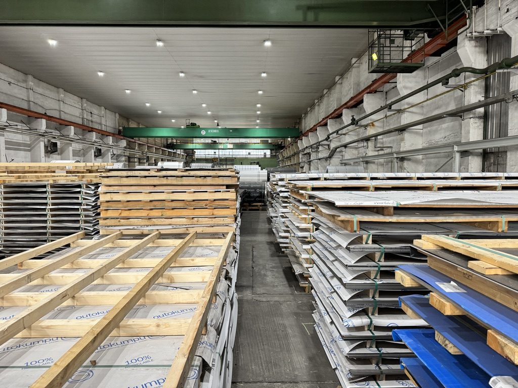 Verpackte Edelstahltafeln im Tafellager