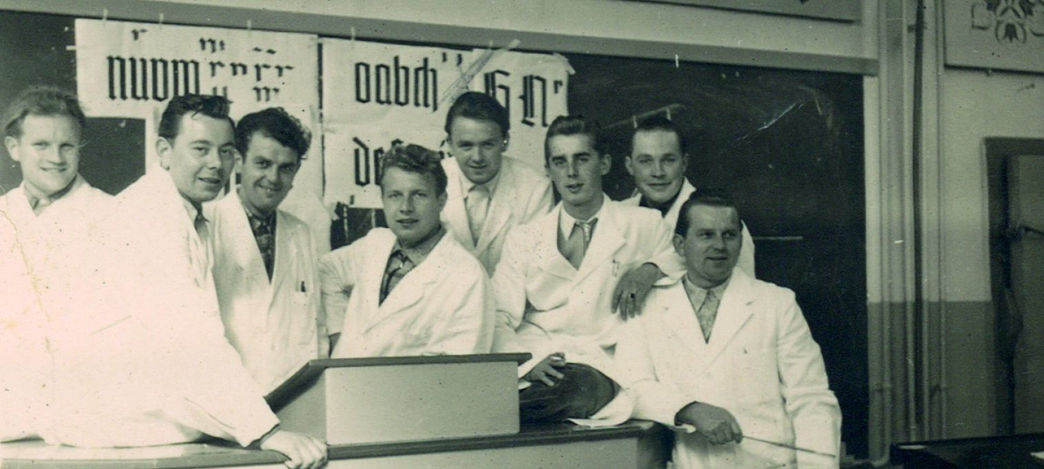 Historisches Foto: Heinrich Reinhardt in der Maler-Meisterschule (1955/56)