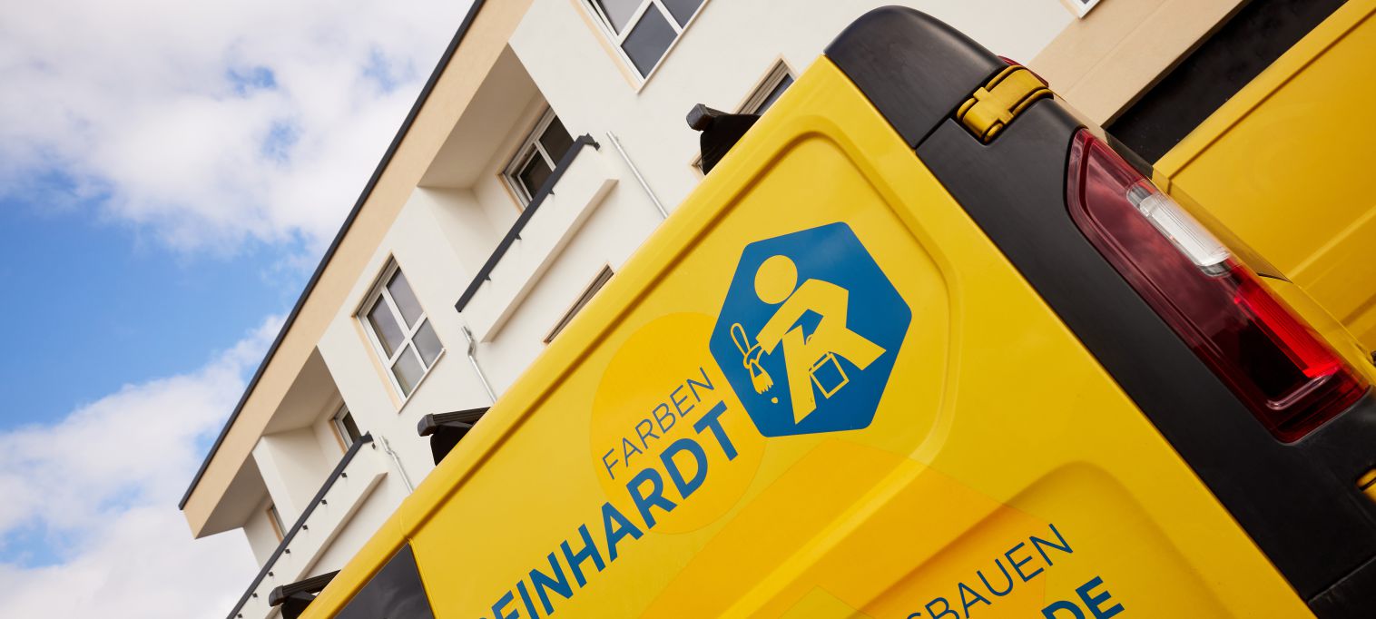 Firmenfahrzeug des Betriebs auf der Baustelle