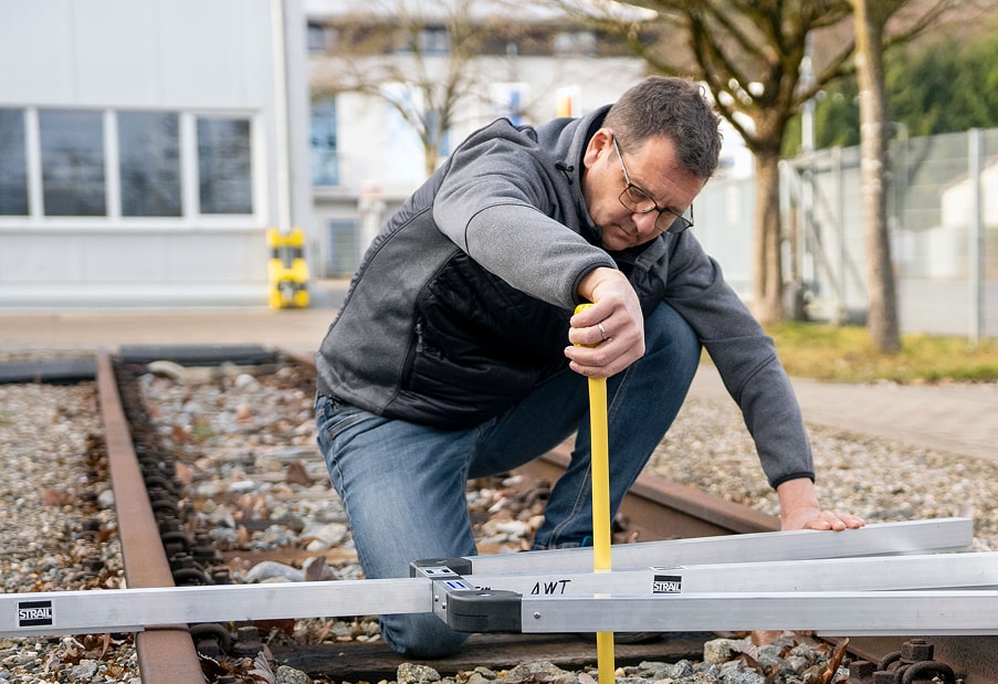 Messung eines Kunststoffteils auf einer Gleisanlage