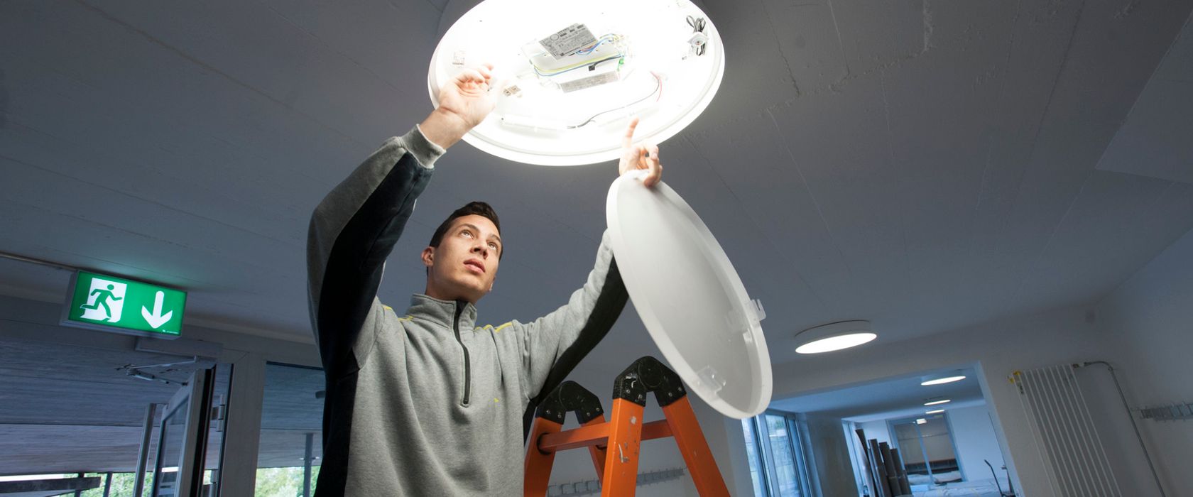 Elektriker bei Installationsarbeiten