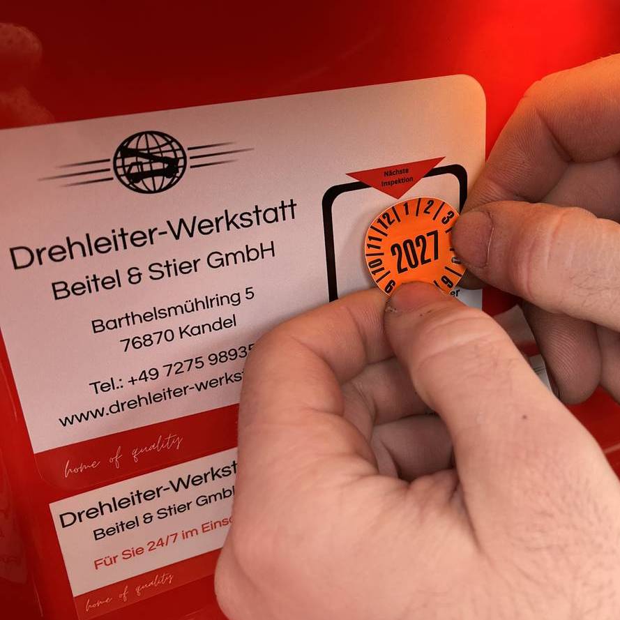 Arbeit am Hubrettungsfahrzeug