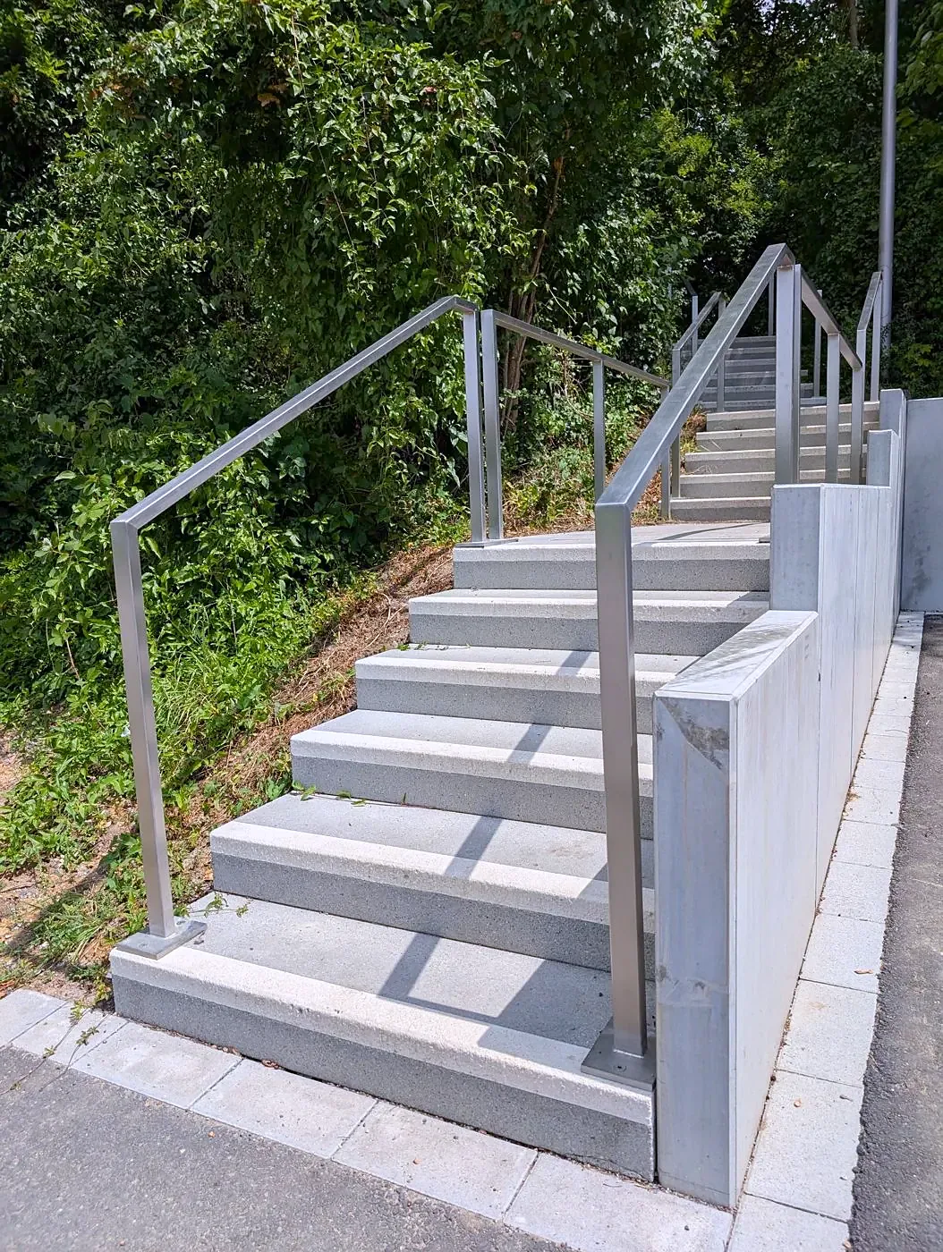 Edelstahl-Handläufe an einer Außentreppe
