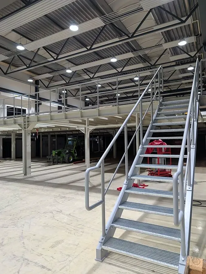 Hallenbühne mit Treppe und Geländer