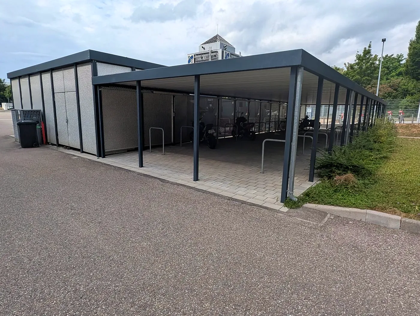 Überdachung aus Stahl mit Abstellräumen
