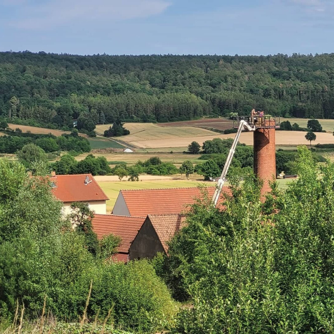 Storchennest auf dem Ziegeleischornstein