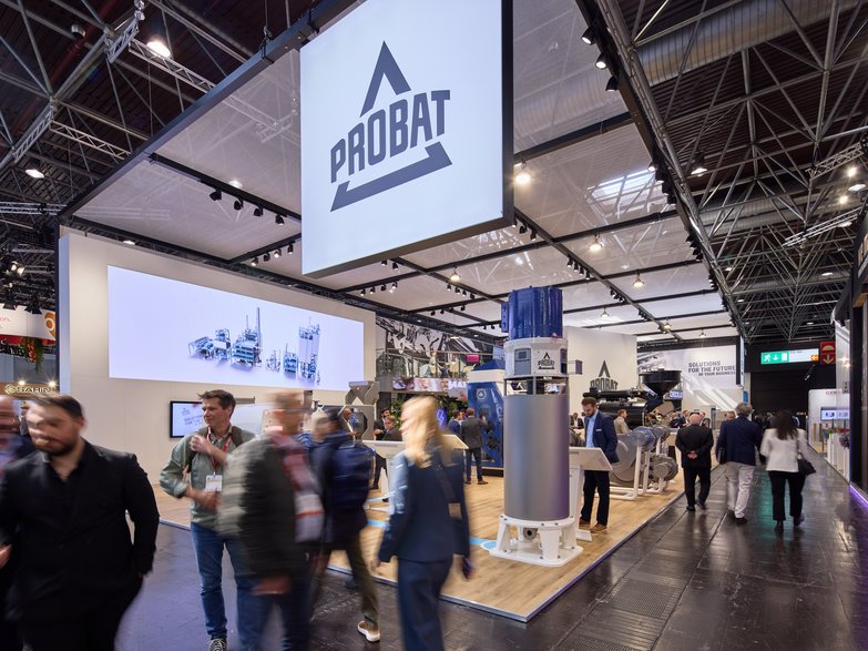 PROBAT-Messestand mit Anlagen im Industriekontext
