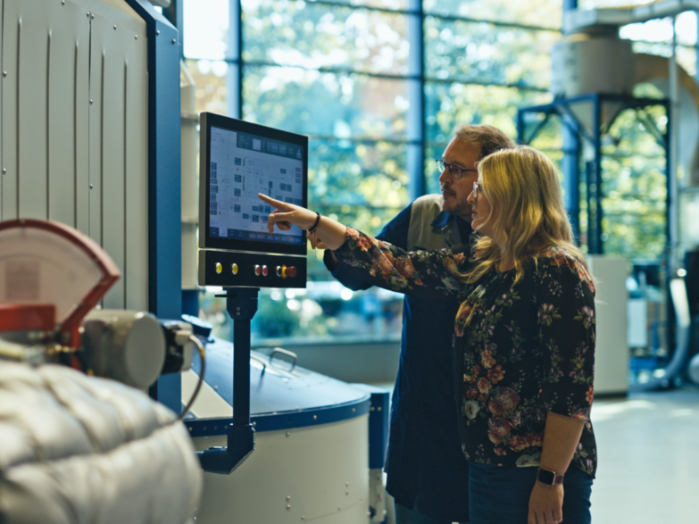 Steuerpult mit Touchscreen-Bedienung
