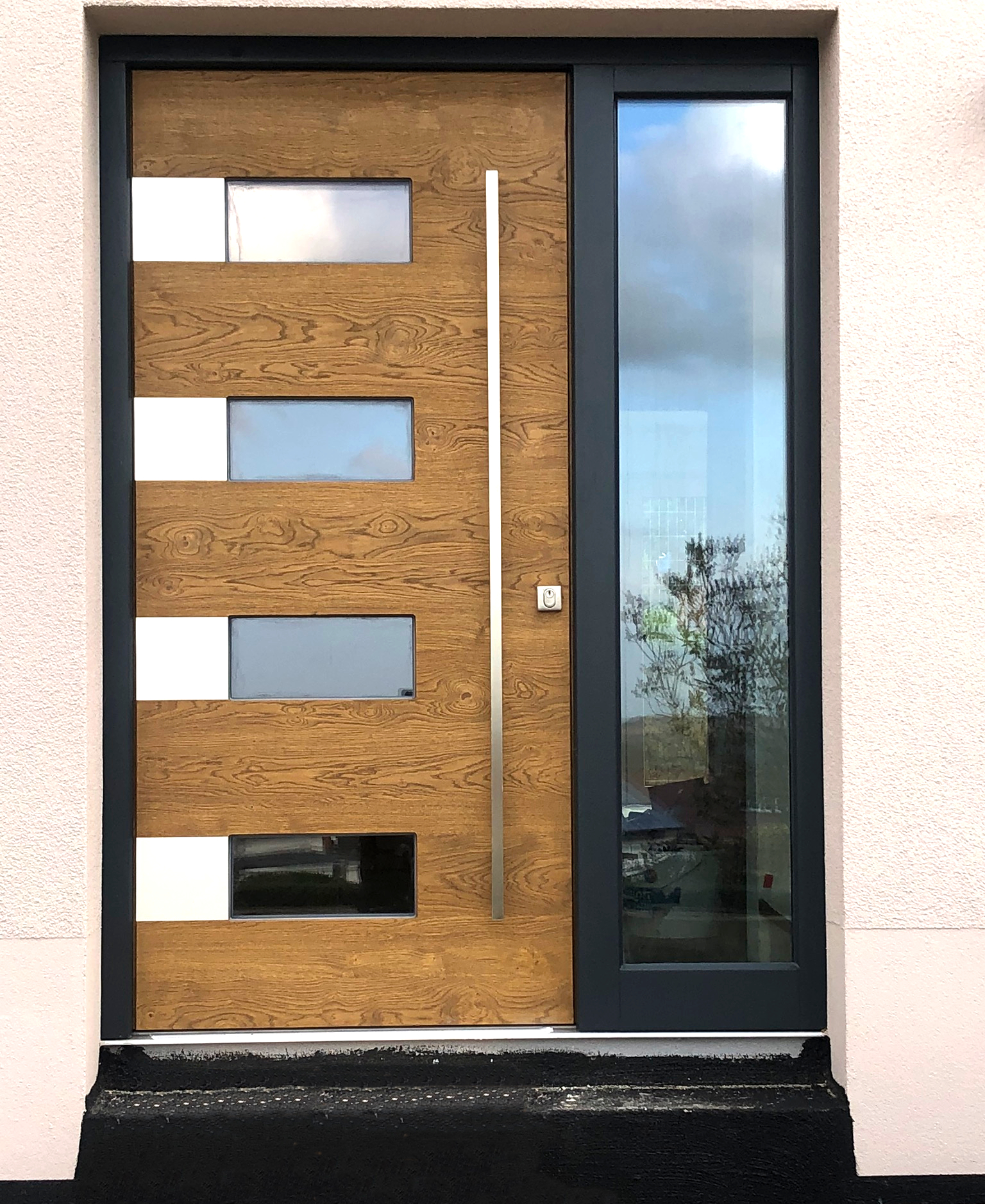 Holzhaustür in Eiche mit Lichtausschnitten