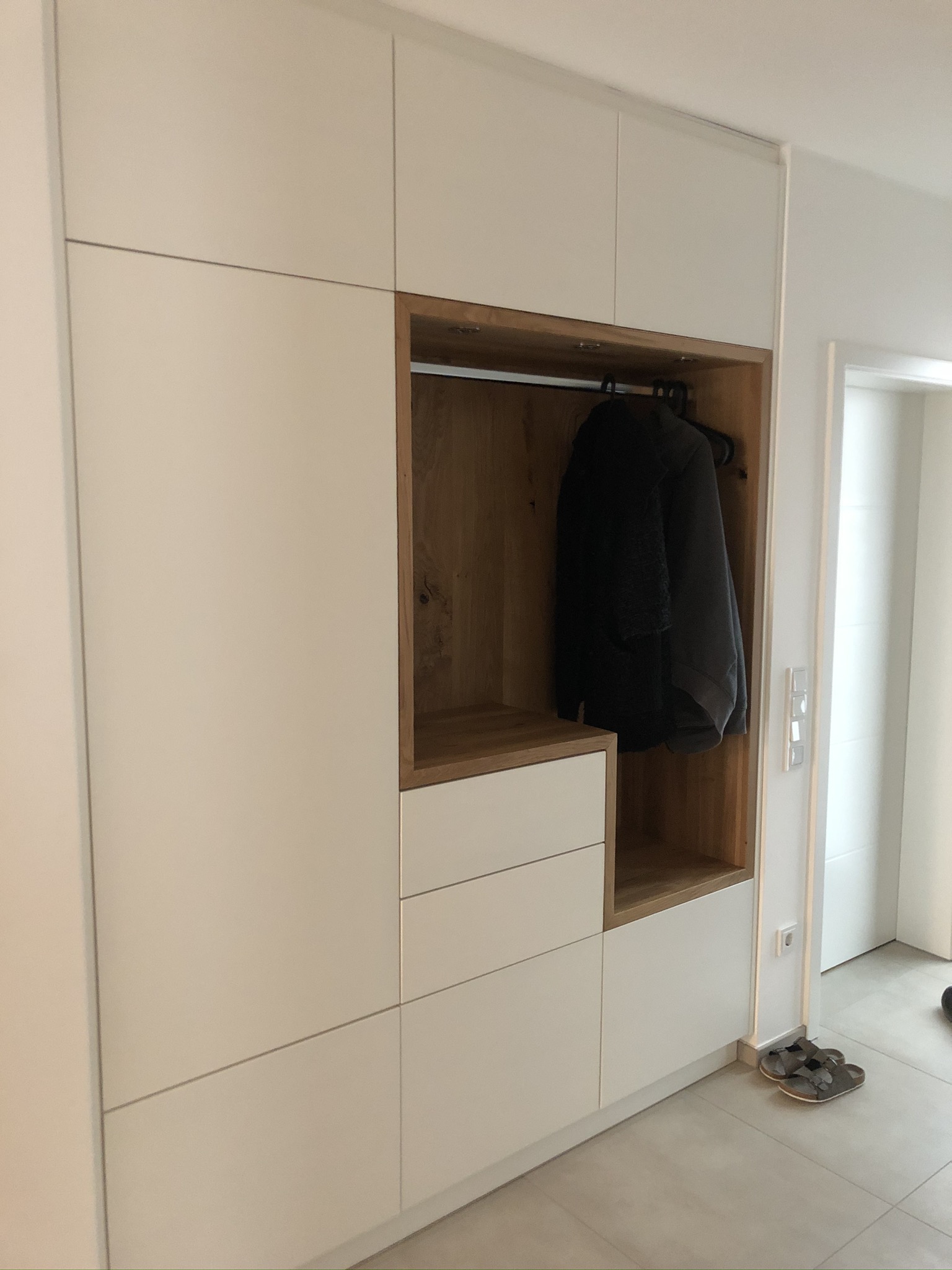 Nischenangepasster Garderobenschrank