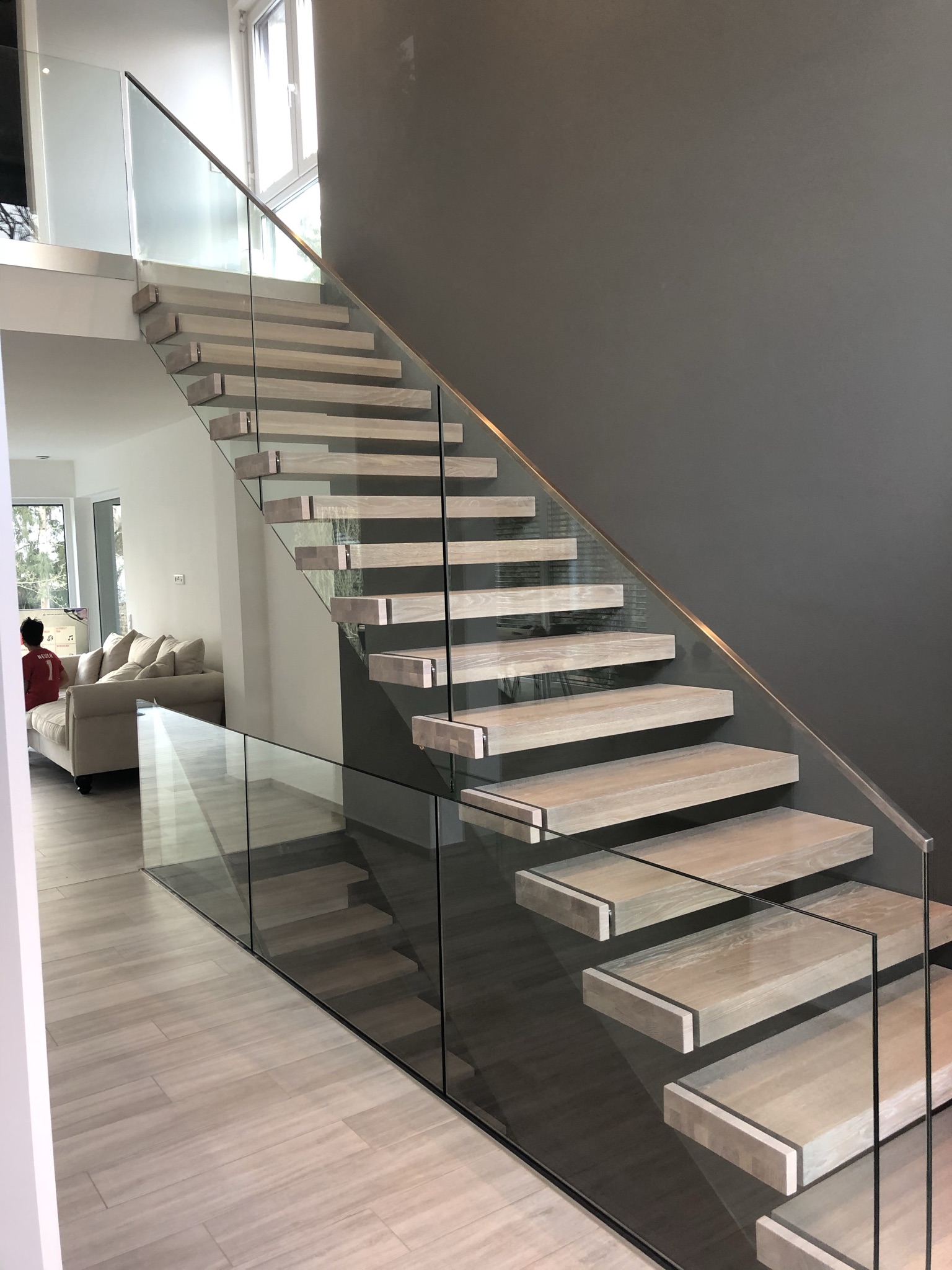 Bolzentragende Treppe mit Ganzglasgeländer
