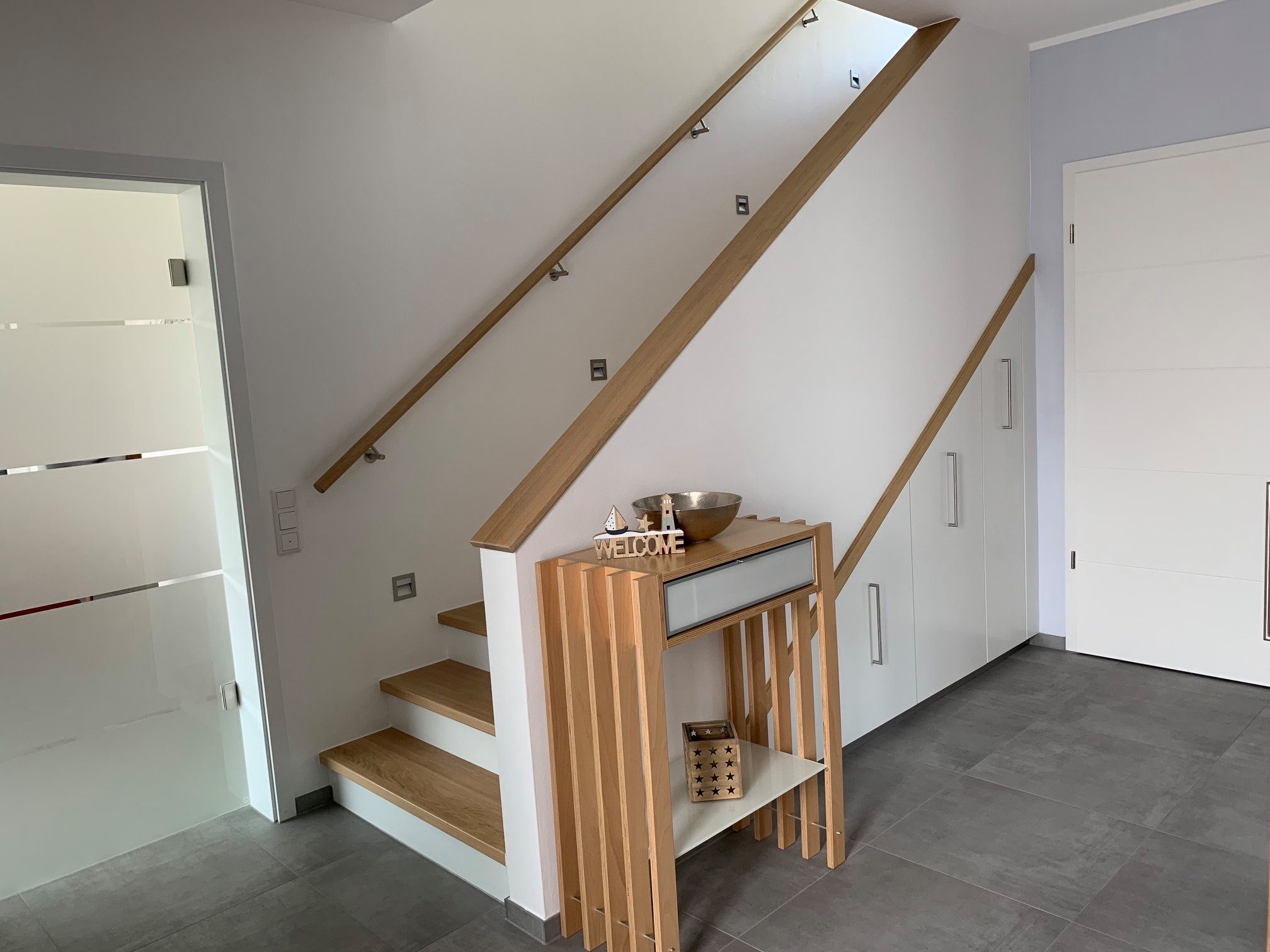 Betontreppe mit Eiche belegt und Schrankunterbau