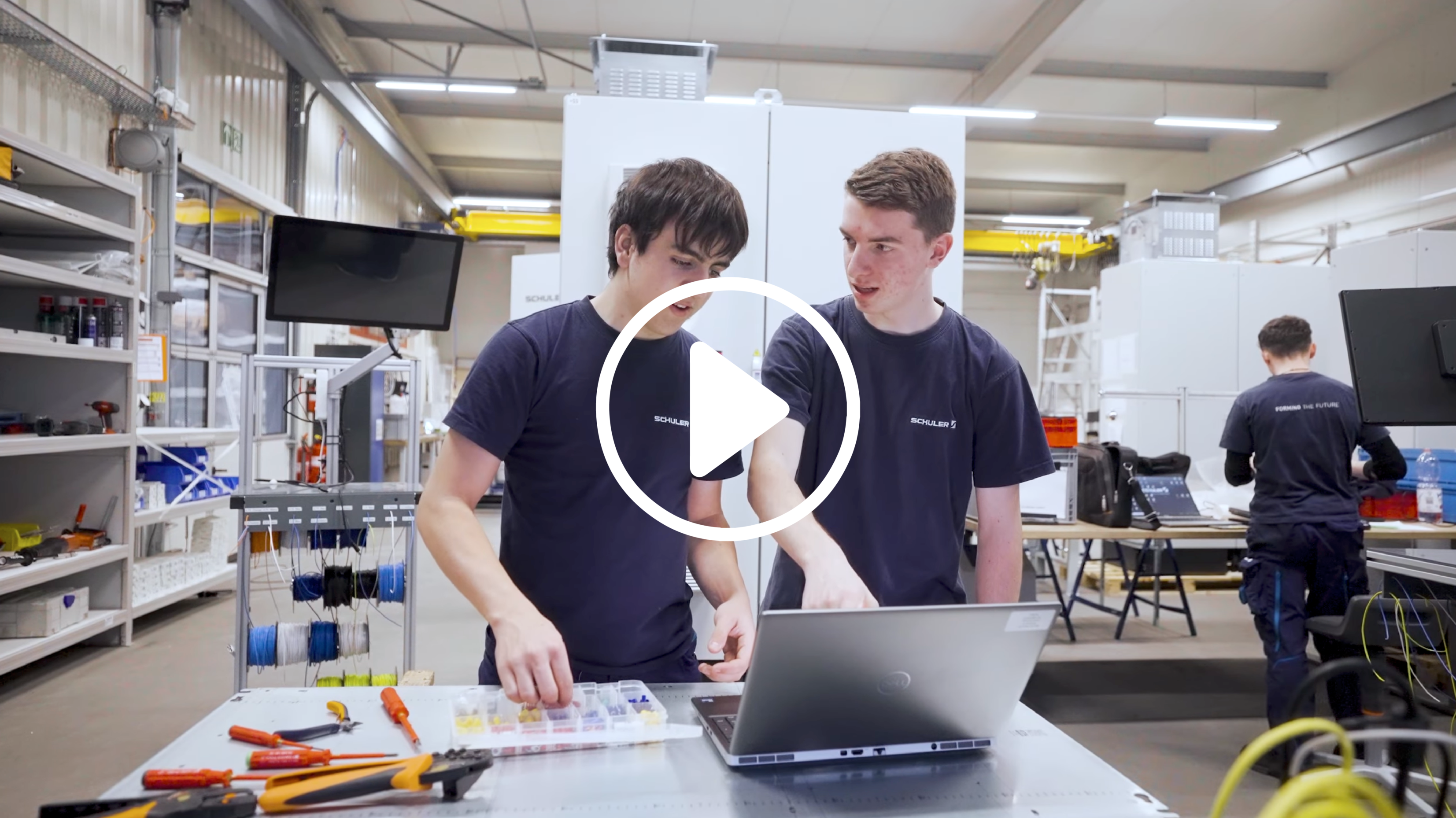 Lernende Automatiker in der Produktion