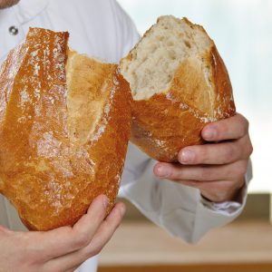 Qualitätsprüfung: auseinandergerissener Brotlaib
