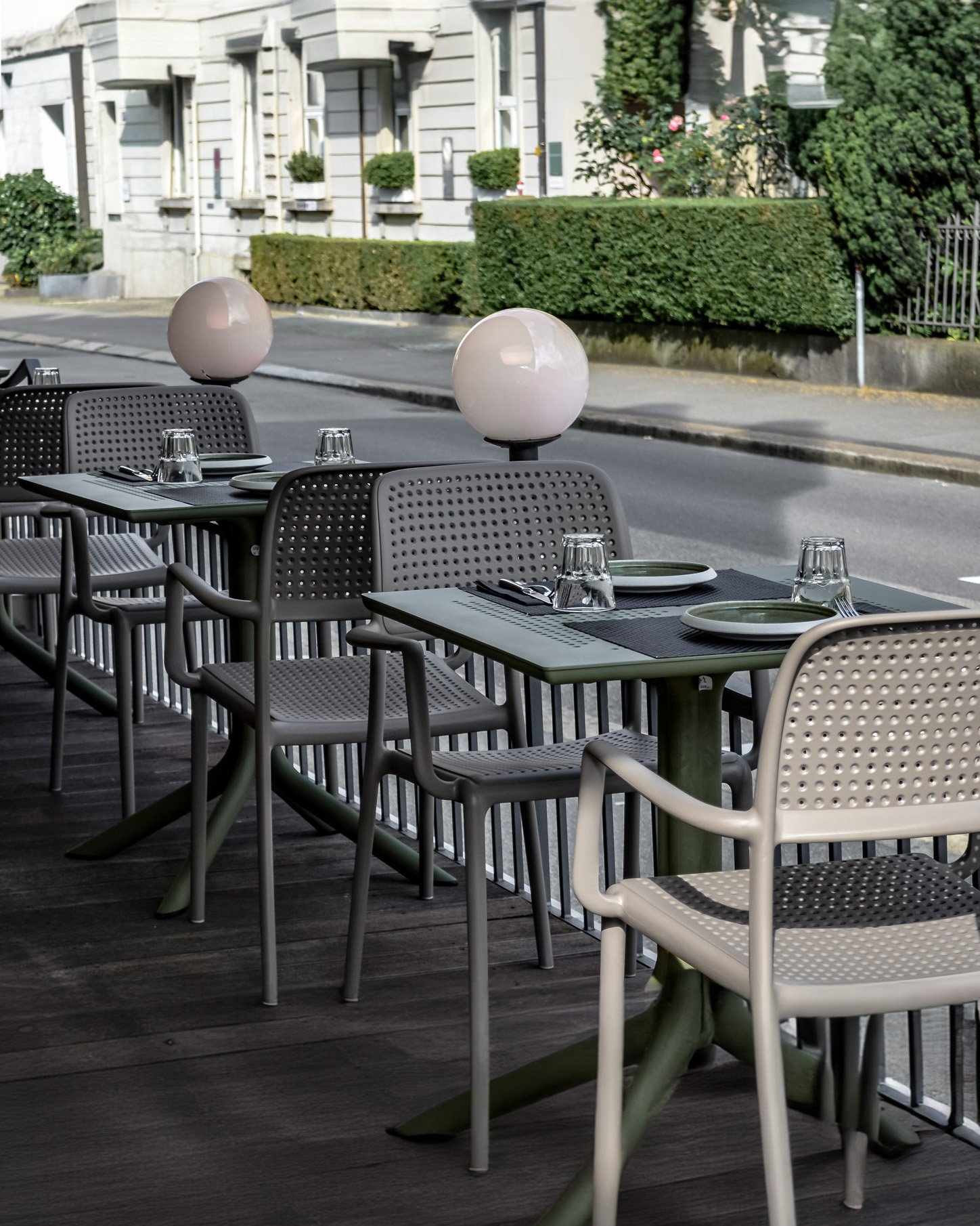 Terrasse Restaurant Old Inn Zürich mit Stapelstuhl Boris und Tisch Clia
