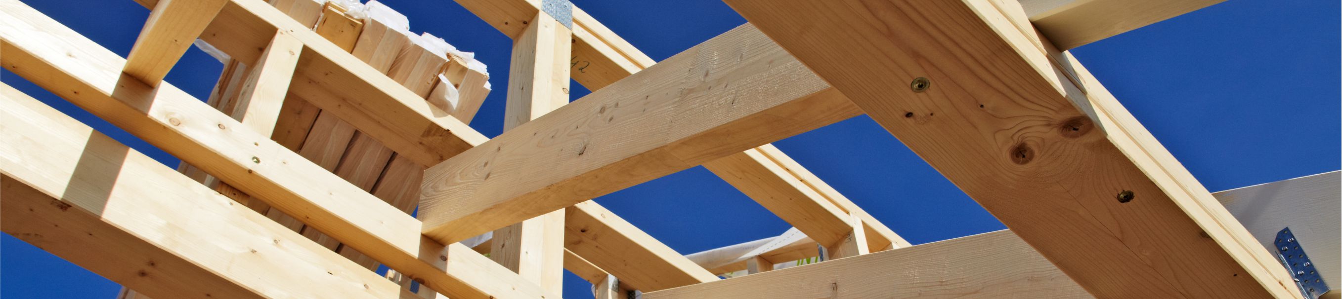 Dachstuhl aus Konstruktionsvollholz und Bauholz