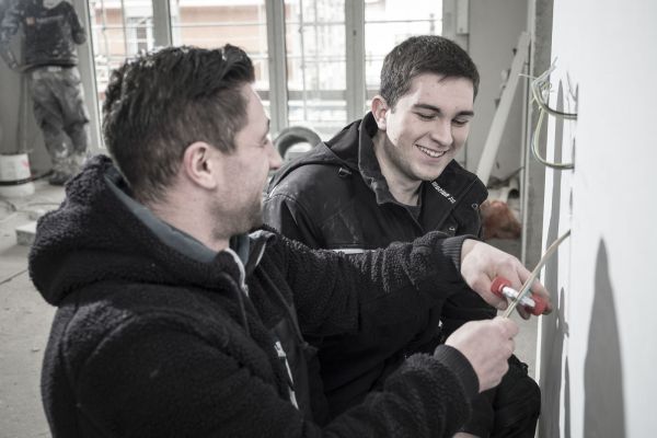 Elektriker-Team bei der Arbeit