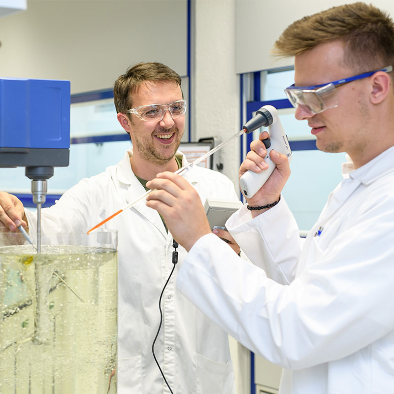Zwei Chemiker im KEBO Labor