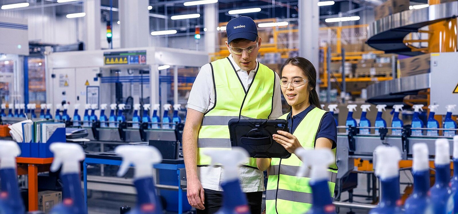 Leadec-Mitarbeitende bei der Produktion von Reinigungsmitteln (Ungarn)