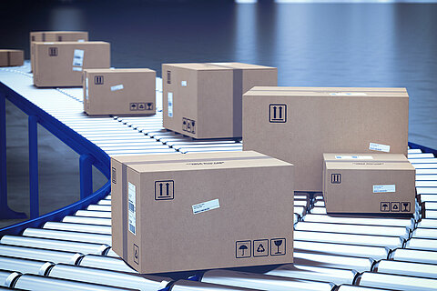 Kleinpakete auf einem Förderband (E-Commerce/Paket)