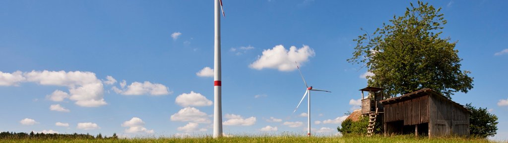 Windkraftanlagen auf einer Wiese
