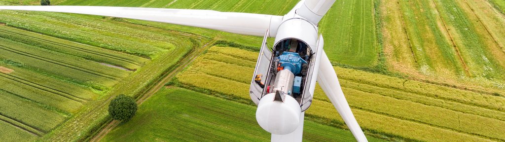 Geöffnete Gondel einer Windkraftanlage im Windpark Uetersen