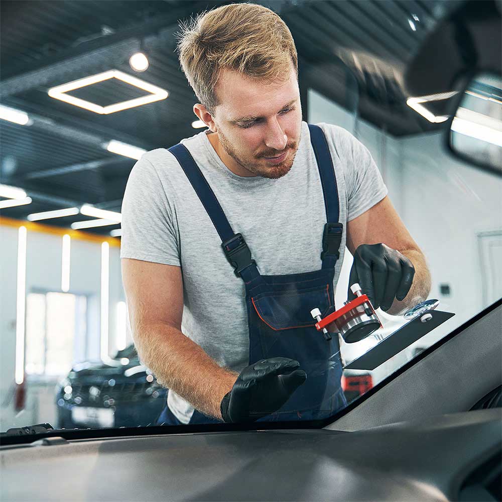 Steinschlag-Reparatur an der Windschutzscheibe