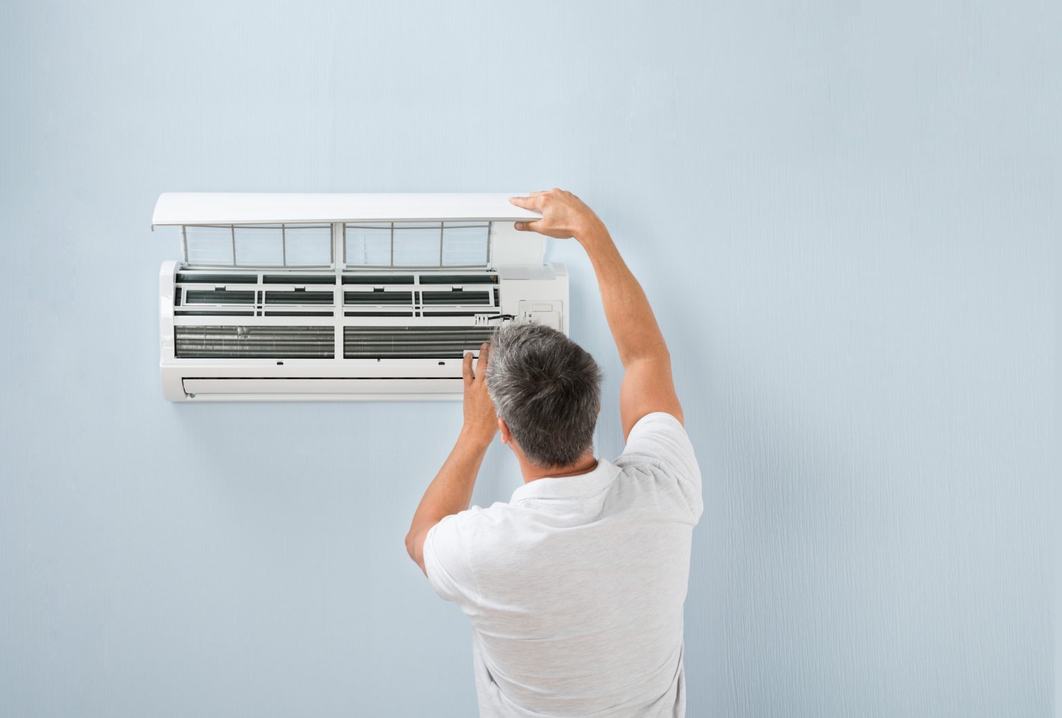 Öffnung einer Klimaanlage zur Wartung