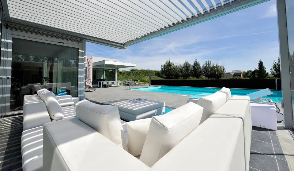 Terrasse unter Pergola
