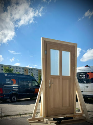 Holztür mit Glaseinsatz