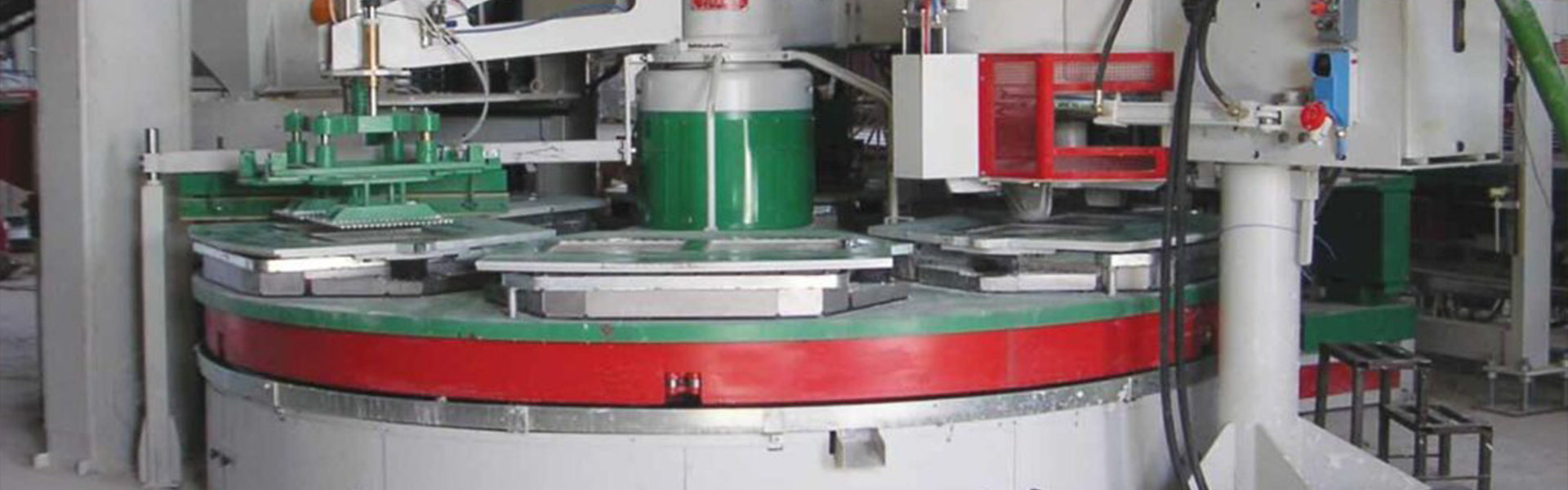 Anlagen & Maschinen für Betonplatten- und Pflastersteinproduktion