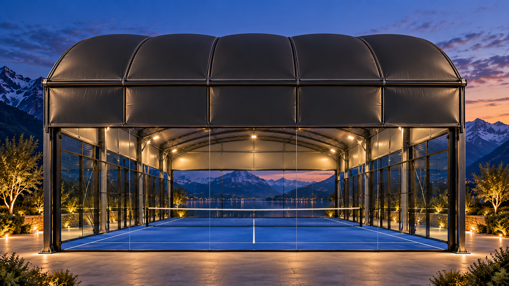 Panorama-Padelcourt unter Membran-Überdachung