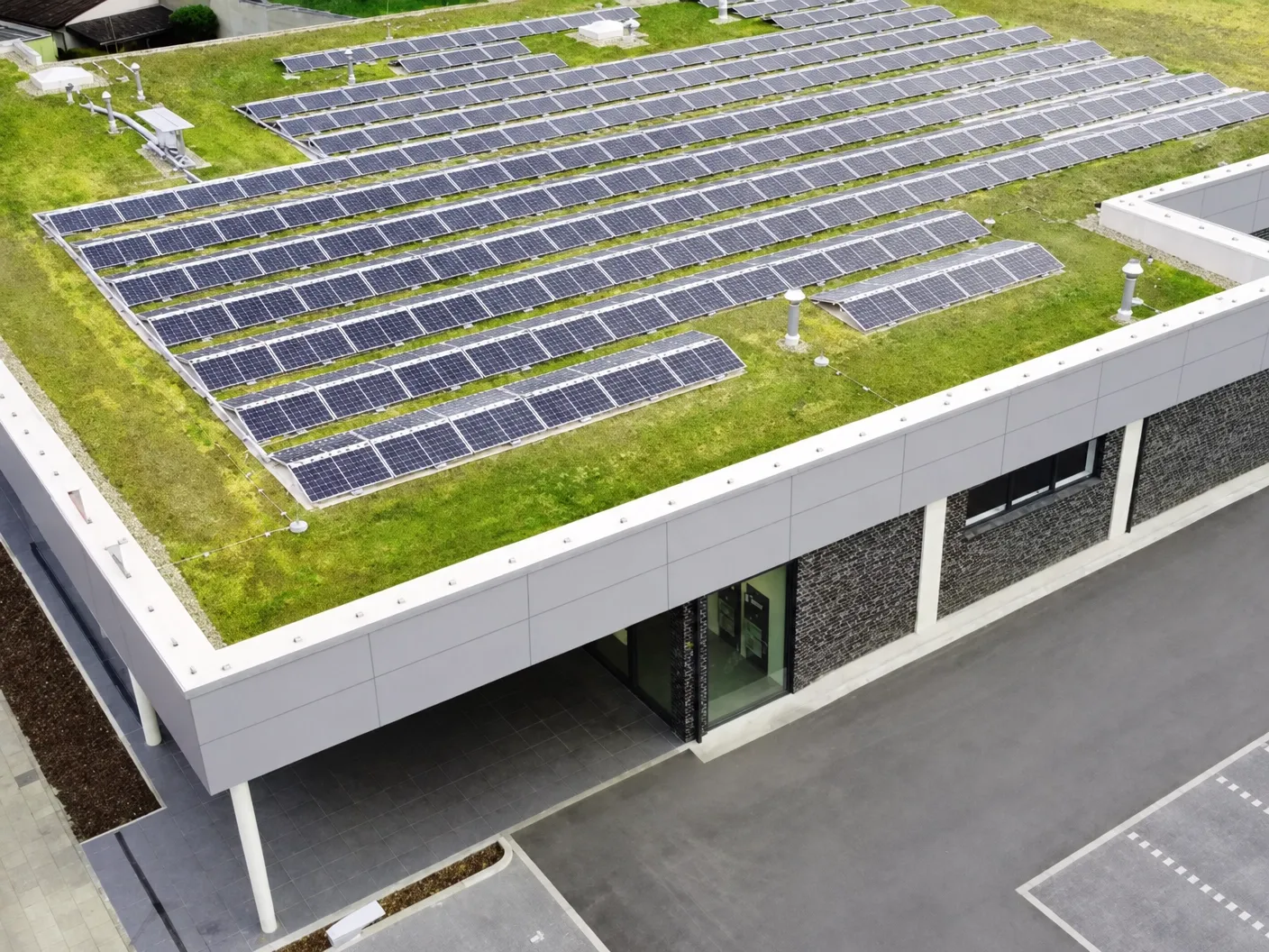 Gründach mit integrierter PV-Anlage