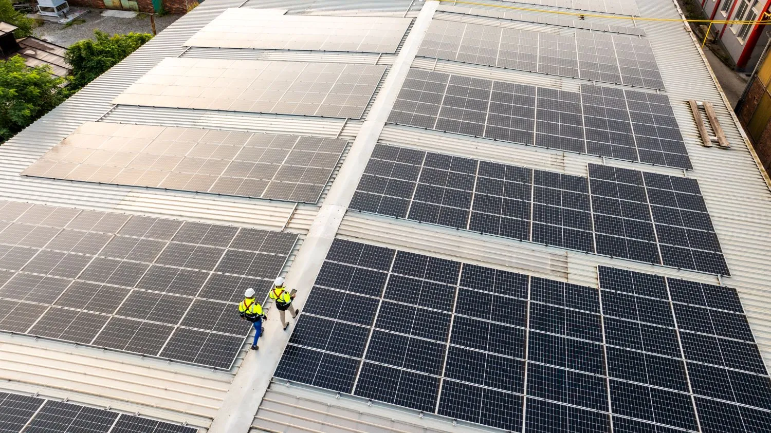 Saniertes Flachdach mit PV-Anlage